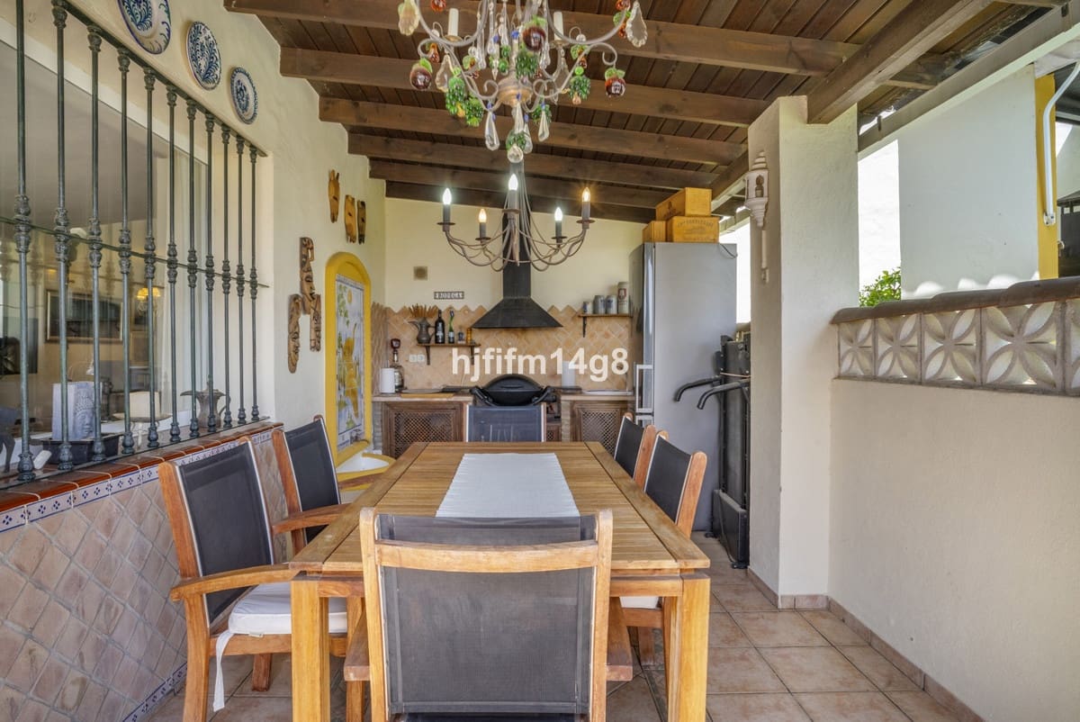 3 slaapkamer Huis te koop in Nueva Andalucia met zwembad - € 995.000 (Ref: 9823422)