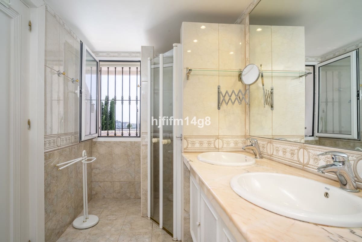 3 slaapkamer Huis te koop in Nueva Andalucia met zwembad - € 995.000 (Ref: 9823422)