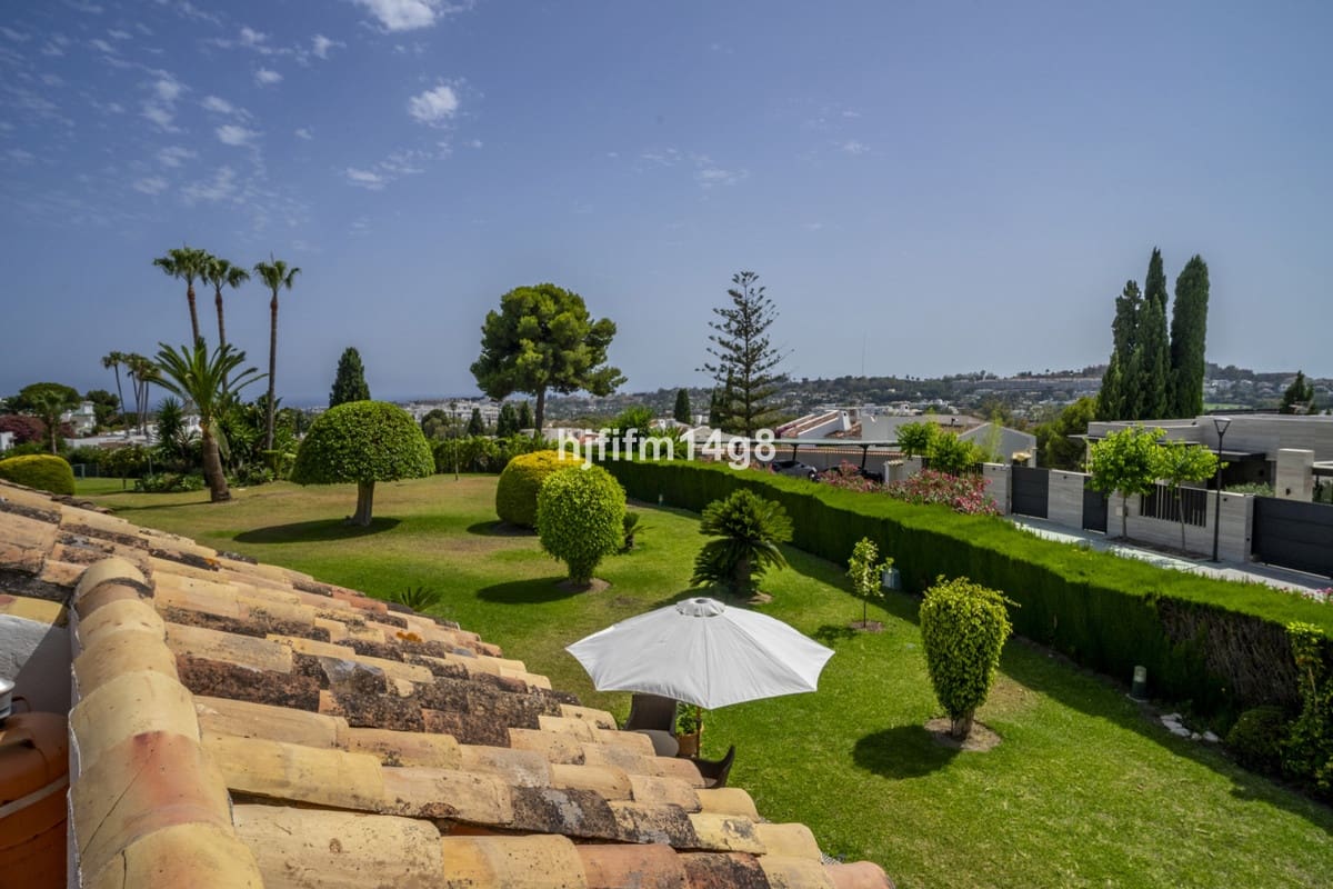 3 slaapkamer Huis te koop in Nueva Andalucia met zwembad - € 995.000 (Ref: 9823422)