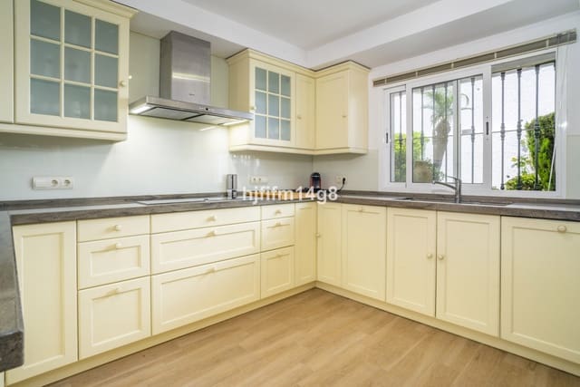 3 chambre Maison de Ville à vendre à La Dama de Noche - La Alzambra, Marbella avec piscine - 995 000 € (Ref: 9823422)