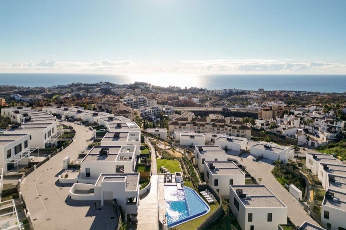 3 soveværelse Semi-Rækkehus til salg i Mijas Costa med swimmingpool - € 649.000 (Ref: 9823426)