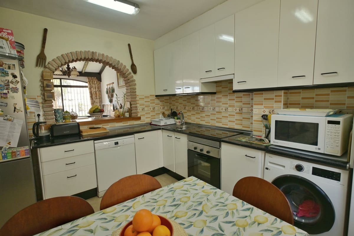 4 slaapkamer Huis te koop in Calahonda met zwembad - € 635.000 (Ref: 9823431)