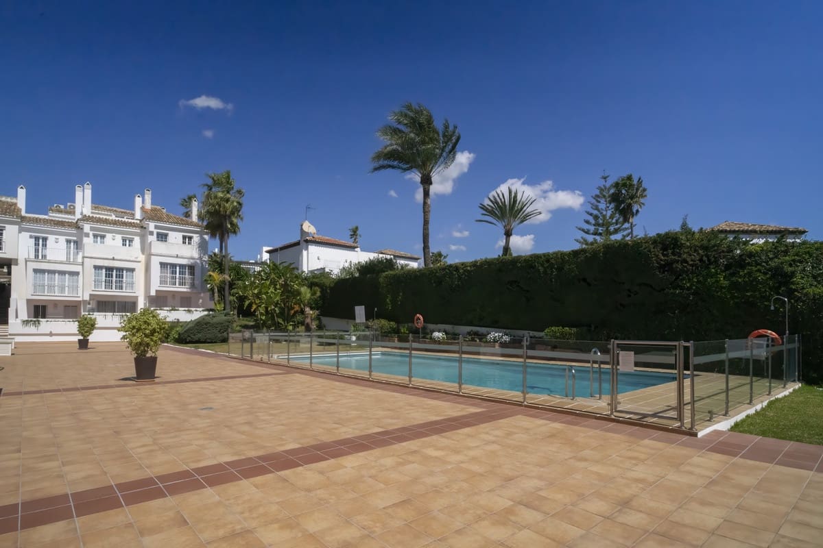 2 Zimmer Haus zu verkaufen in Puerto Banus mit Pool Garage - 650.000 € (Ref: 9823432)