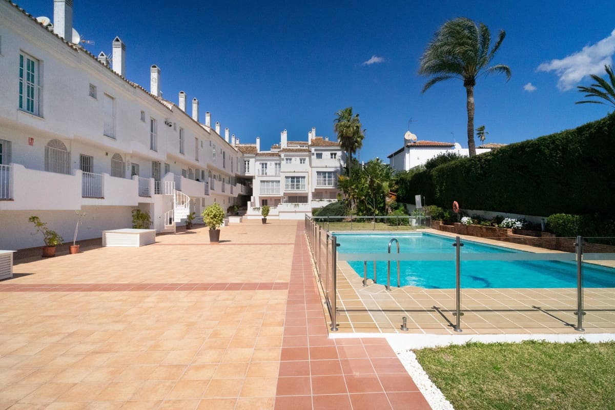 2 Zimmer Haus zu verkaufen in Puerto Banus mit Pool Garage - 650.000 € (Ref: 9823432)
