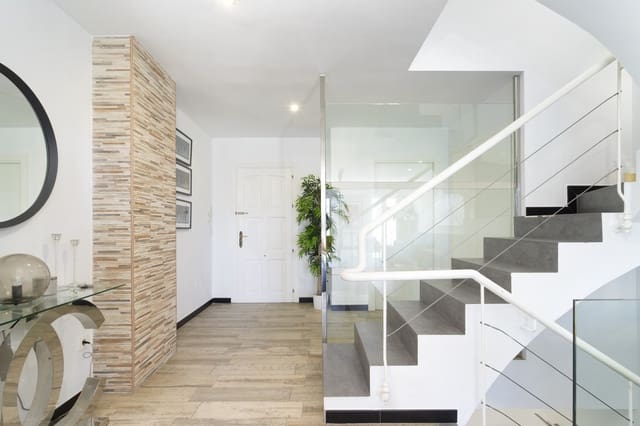 2 soveværelse Byhus til salg i Puerto Banus, Marbella med swimmingpool garage - € 650.000 (Ref: 9823432)