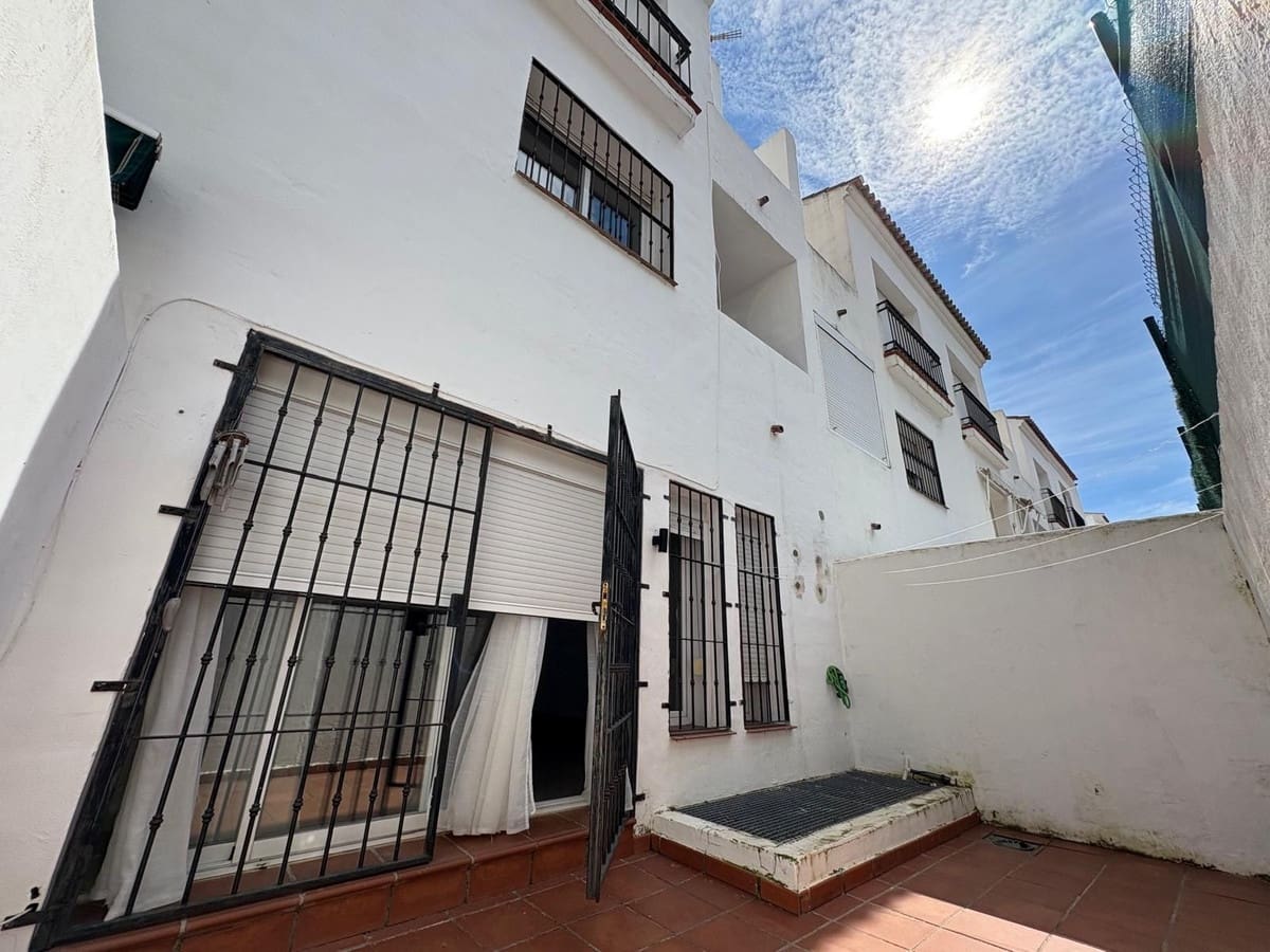 4 Zimmer Haus zu verkaufen in Estepona mit Garage - 470.000 € (Ref: 9823434)