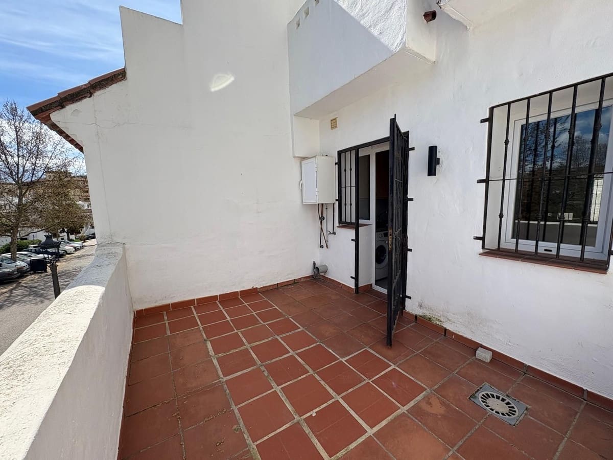 4 Zimmer Haus zu verkaufen in Estepona mit Garage - 470.000 € (Ref: 9823434)