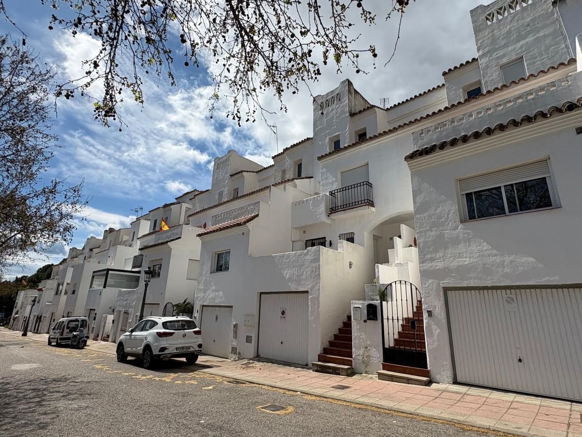 4 Zimmer Haus zu verkaufen in Estepona mit Garage - 470.000 € (Ref: 9823434)