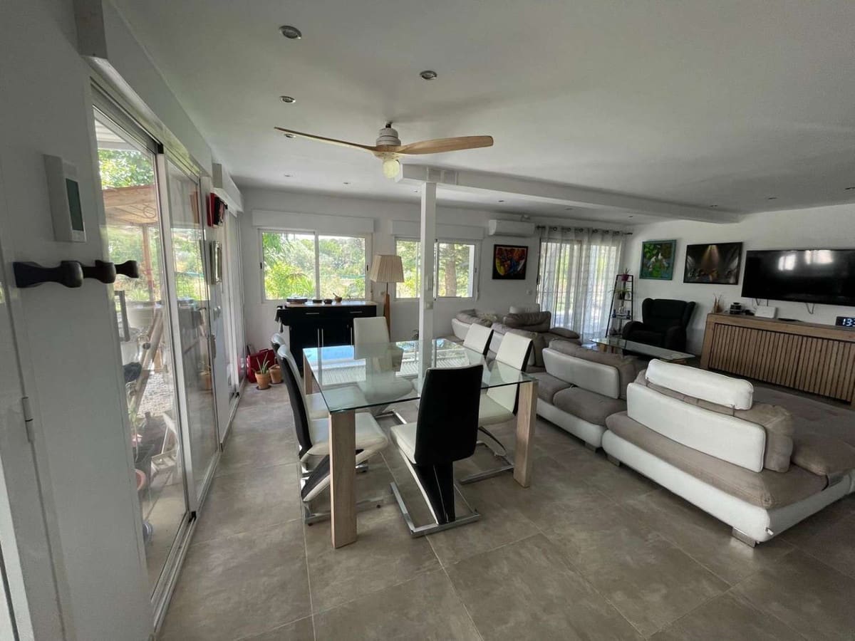 5 bedroom Villa for sale in Alhaurin el Grande with garage - € 590,000 (Ref: 9823438)