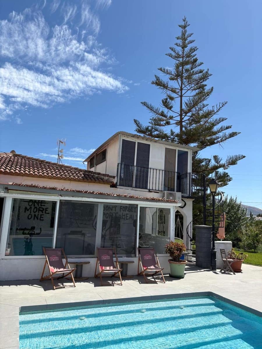 5 bedroom Villa for sale in Alhaurin el Grande with garage - € 590,000 (Ref: 9823438)