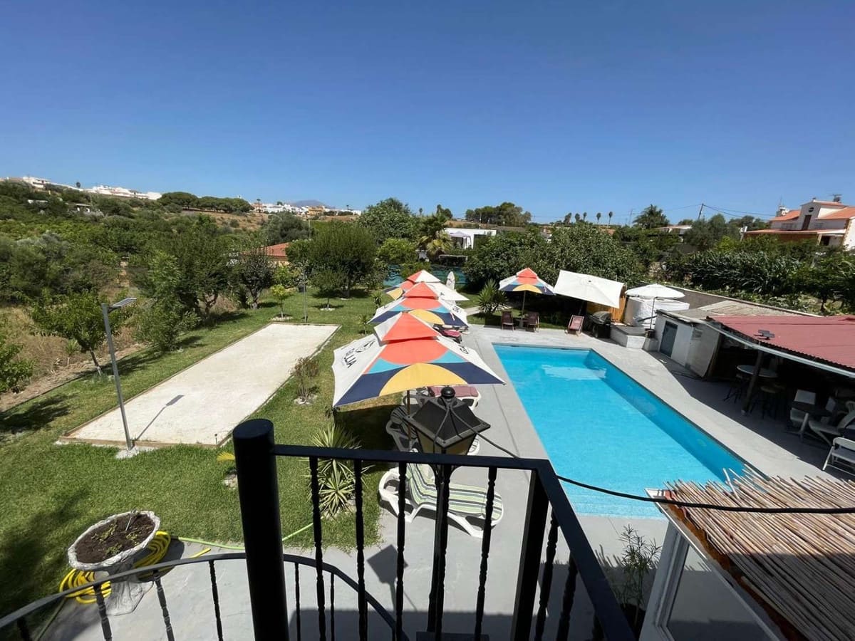 5 bedroom Villa for sale in Alhaurin el Grande with garage - € 590,000 (Ref: 9823438)