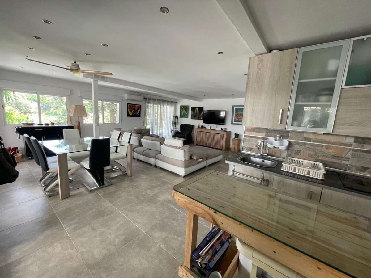 5 bedroom Villa for sale in Alhaurin el Grande with garage - € 590,000 (Ref: 9823438)