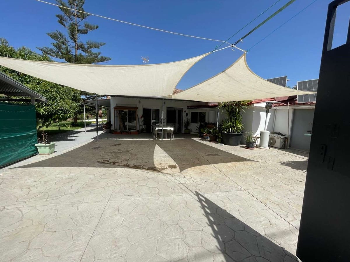 5 bedroom Villa for sale in Alhaurin el Grande with garage - € 590,000 (Ref: 9823438)