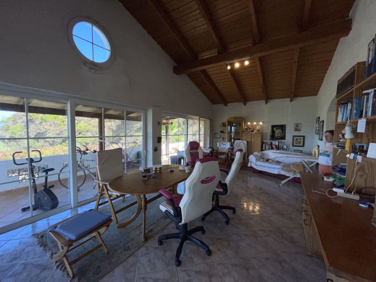 Chalet de 3 habitaciones en Estepona en venta con garaje - 660.000 € (Ref: 9823443)