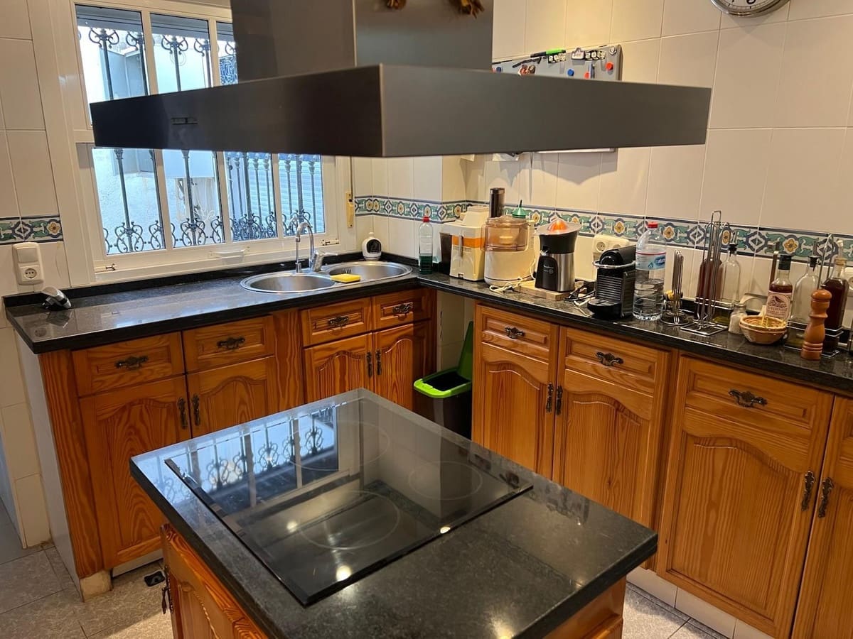4 bedroom Villa for sale in Nueva Andalucia with pool garage - € 835,000 (Ref: 9823444)