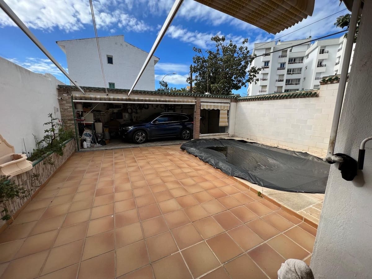 4 bedroom Villa for sale in Nueva Andalucia with pool garage - € 835,000 (Ref: 9823444)