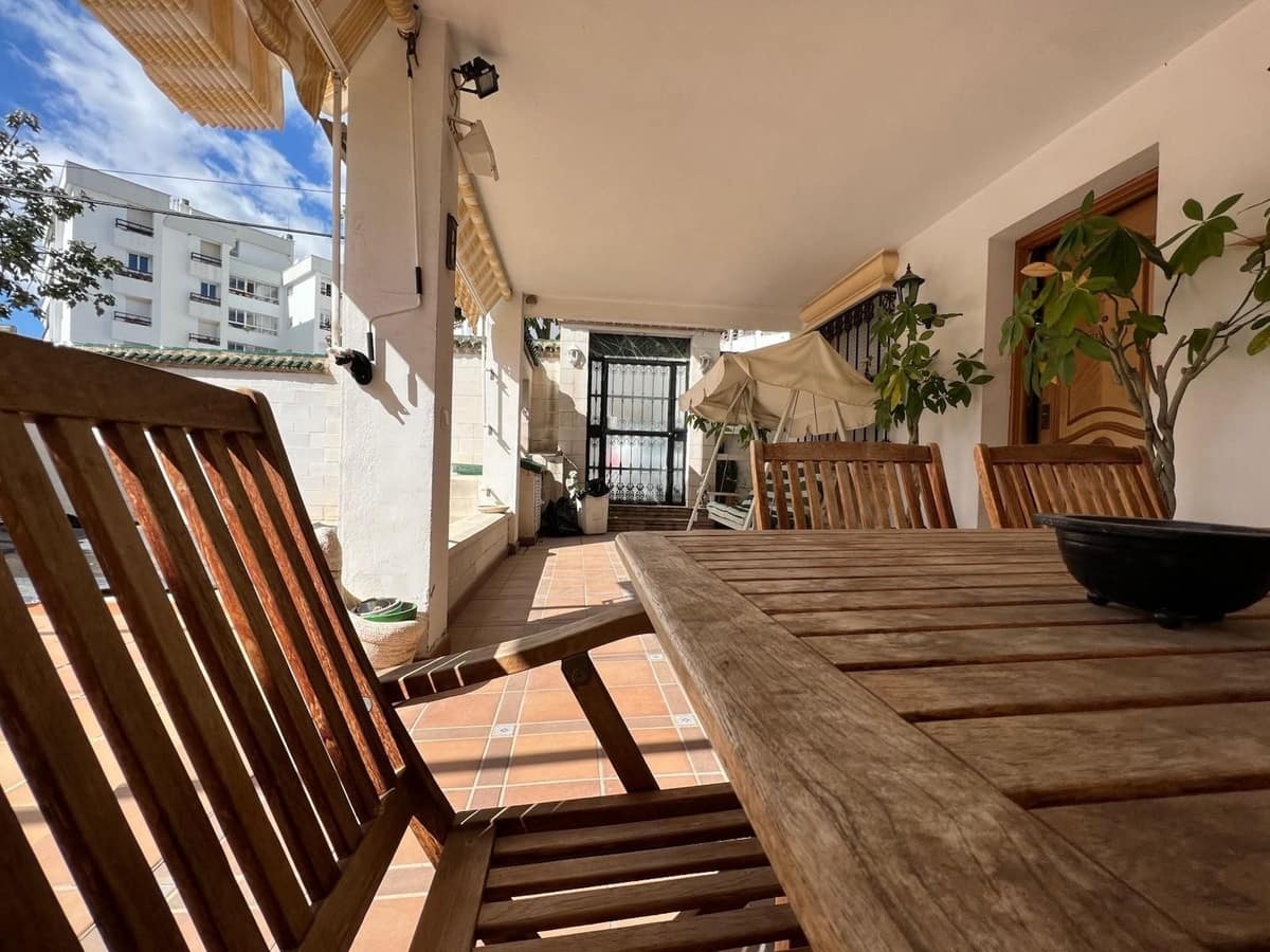4 bedroom Villa for sale in Nueva Andalucia with pool garage - € 835,000 (Ref: 9823444)