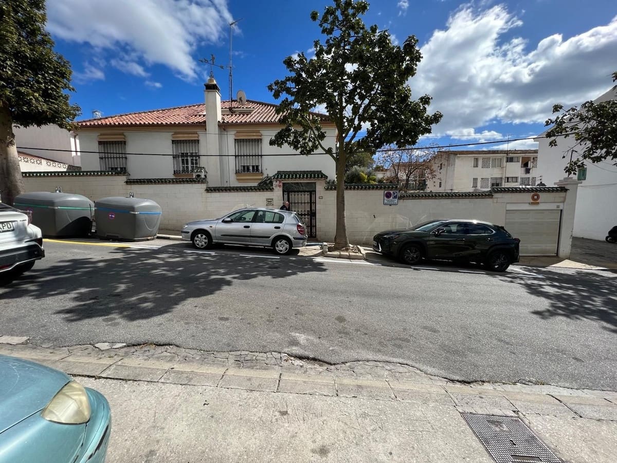 4 bedroom Villa for sale in Nueva Andalucia with pool garage - € 835,000 (Ref: 9823444)