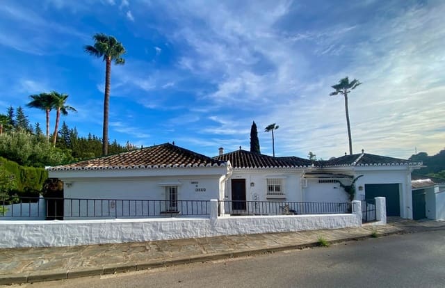 3 makuuhuone Huvila myytävänä paikassa El Padrón, Estepona mukana uima-altaan 
autotalli - 690 000 € (Ref: 9823445)