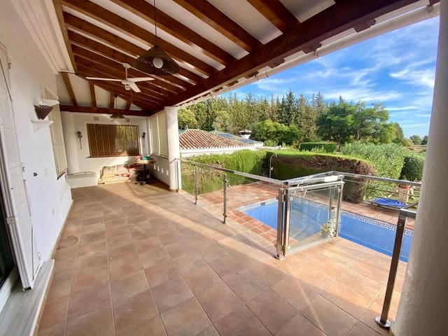 3 makuuhuone Huvila myytävänä paikassa El Padrón, Estepona mukana uima-altaan 
autotalli - 690 000 € (Ref: 9823445)
