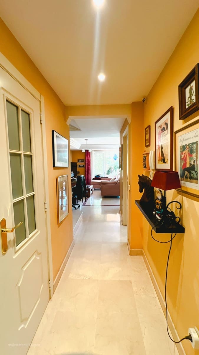 4 chambre Villa/Maison Semi-Mitoyenne à vendre à Riviera del Sol avec piscine garage - 660 000 € (Ref: 9823447)