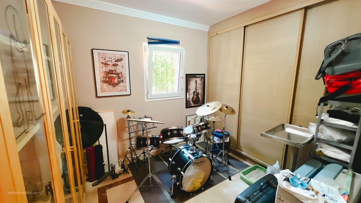 4 chambre Villa/Maison Semi-Mitoyenne à vendre à Riviera del Sol avec piscine garage - 660 000 € (Ref: 9823447)