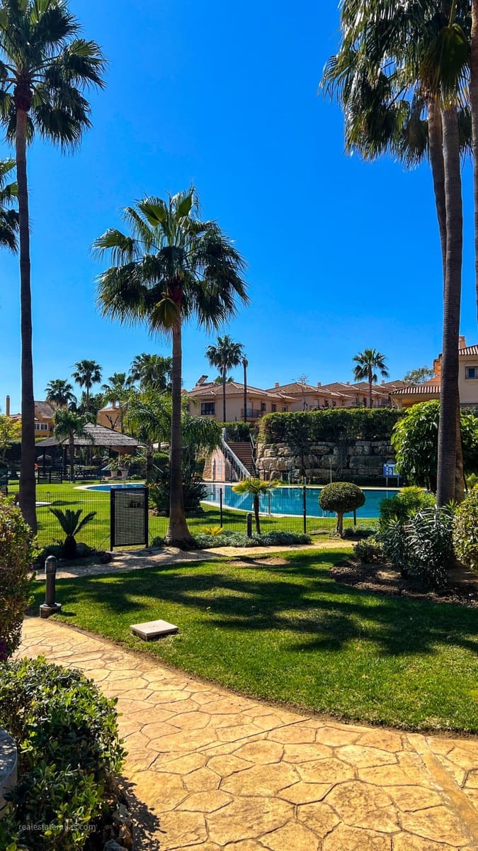 4 chambre Villa/Maison Semi-Mitoyenne à vendre à Riviera del Sol avec piscine garage - 660 000 € (Ref: 9823447)