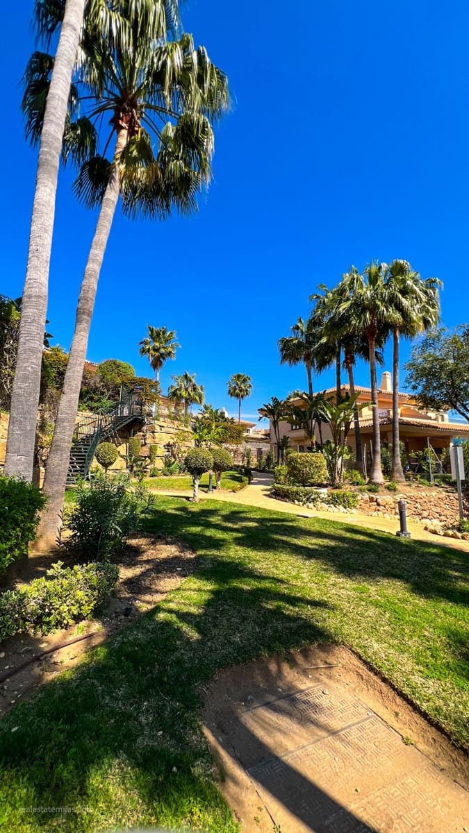 4 chambre Villa/Maison Semi-Mitoyenne à vendre à Riviera del Sol avec piscine garage - 660 000 € (Ref: 9823447)