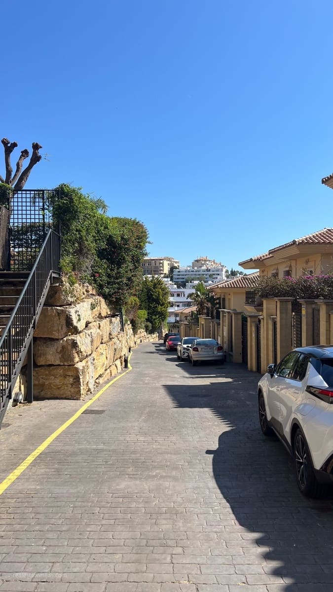 4 chambre Villa/Maison Semi-Mitoyenne à vendre à Riviera del Sol avec piscine garage - 660 000 € (Ref: 9823447)