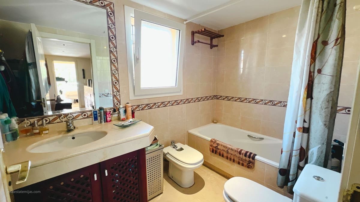 4 chambre Villa/Maison Semi-Mitoyenne à vendre à Riviera del Sol avec piscine garage - 660 000 € (Ref: 9823447)