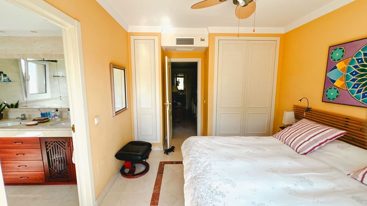 4 chambre Villa/Maison Semi-Mitoyenne à vendre à Riviera del Sol avec piscine garage - 660 000 € (Ref: 9823447)