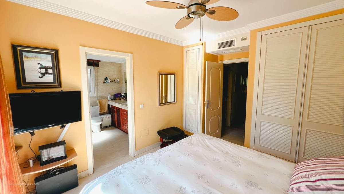 4 chambre Villa/Maison Semi-Mitoyenne à vendre à Riviera del Sol avec piscine garage - 660 000 € (Ref: 9823447)