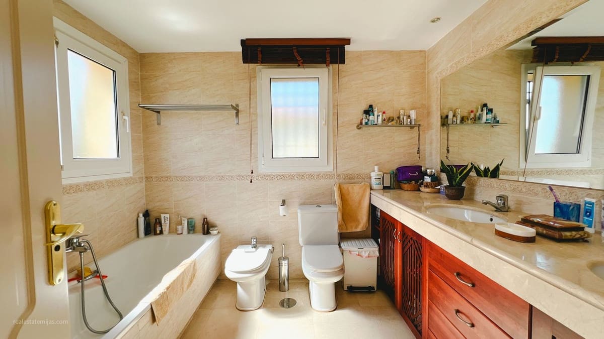 4 chambre Villa/Maison Semi-Mitoyenne à vendre à Riviera del Sol avec piscine garage - 660 000 € (Ref: 9823447)