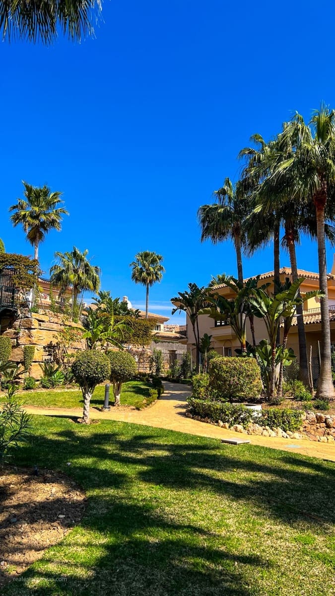 4 chambre Villa/Maison Semi-Mitoyenne à vendre à Riviera del Sol avec piscine garage - 660 000 € (Ref: 9823447)