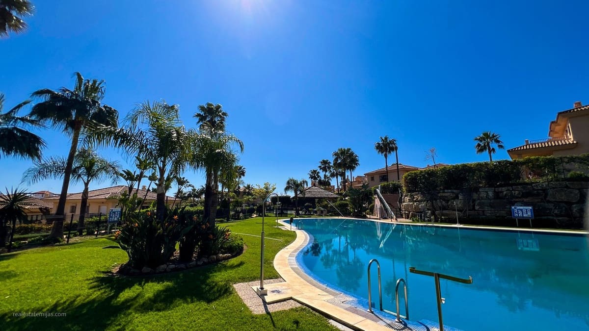 4 chambre Villa/Maison Semi-Mitoyenne à vendre à Riviera del Sol avec piscine garage - 660 000 € (Ref: 9823447)