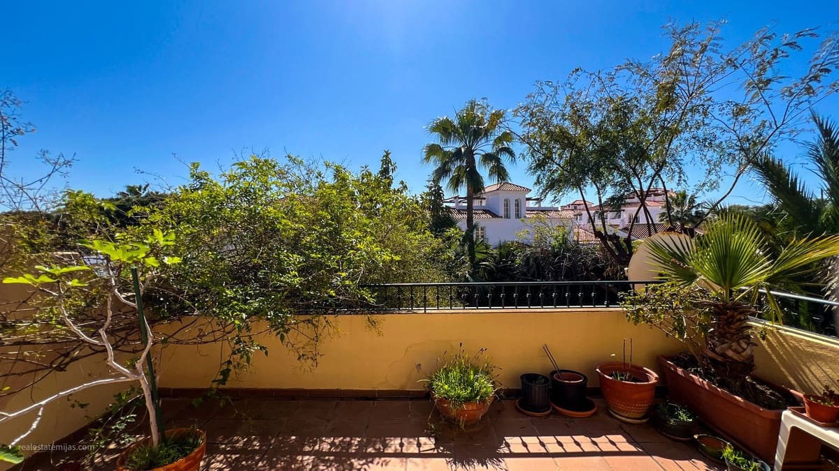 4 chambre Villa/Maison Semi-Mitoyenne à vendre à Riviera del Sol avec piscine garage - 660 000 € (Ref: 9823447)