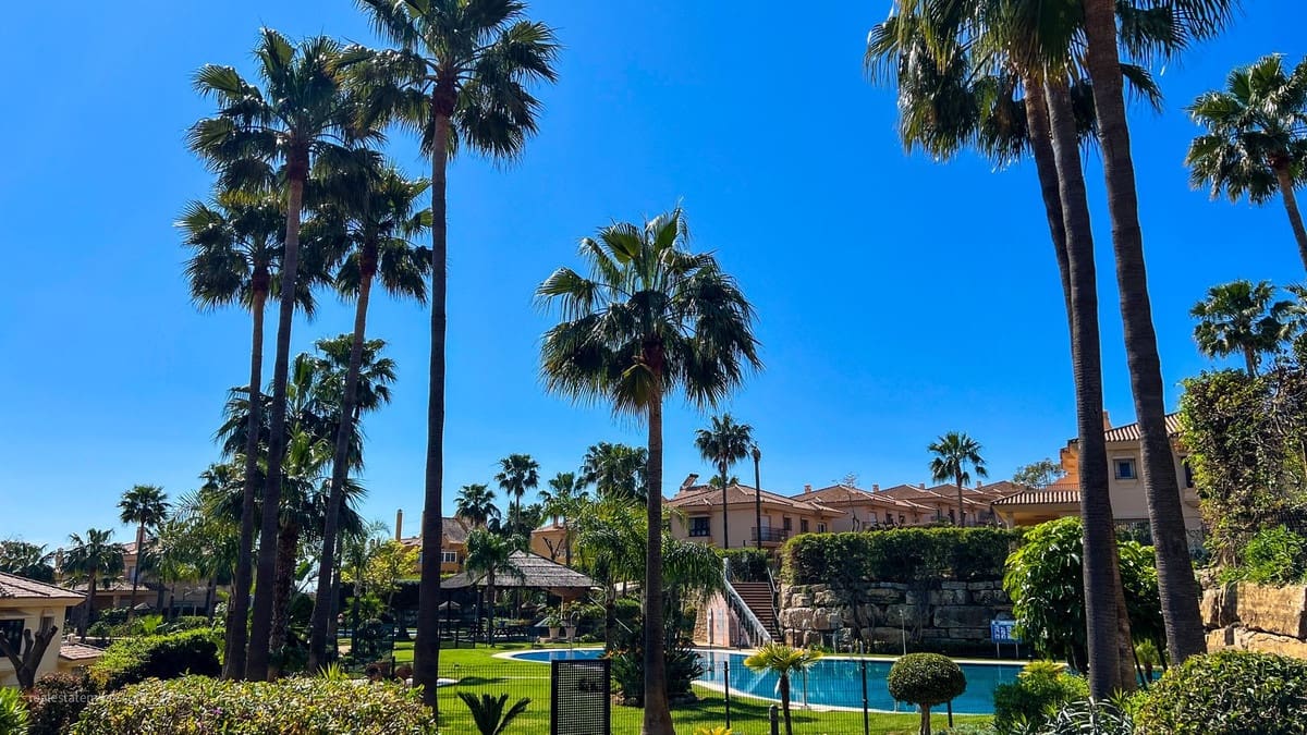 4 chambre Villa/Maison Semi-Mitoyenne à vendre à Riviera del Sol avec piscine garage - 660 000 € (Ref: 9823447)