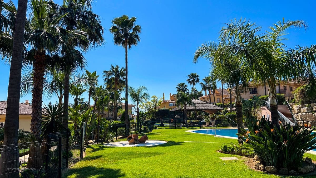 4 chambre Villa/Maison Semi-Mitoyenne à vendre à Riviera del Sol avec piscine garage - 660 000 € (Ref: 9823447)