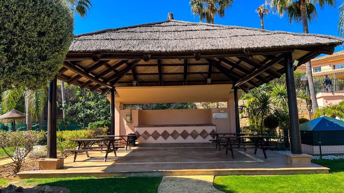 4 chambre Villa/Maison Semi-Mitoyenne à vendre à Riviera del Sol avec piscine garage - 660 000 € (Ref: 9823447)