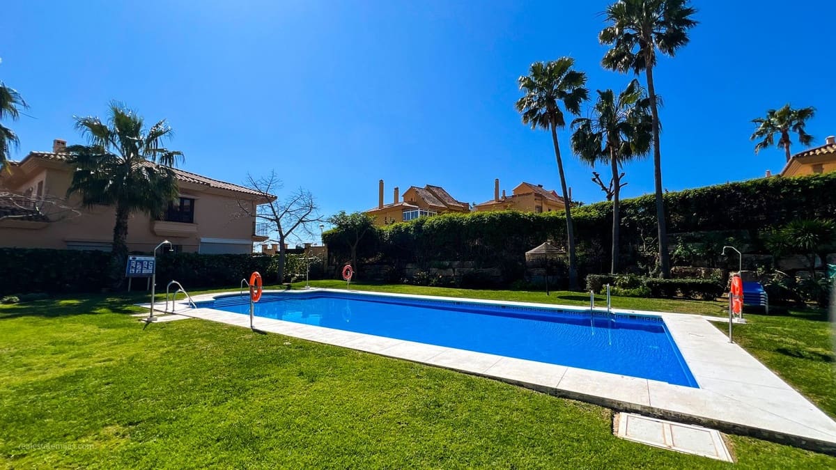 4 chambre Villa/Maison Semi-Mitoyenne à vendre à Riviera del Sol avec piscine garage - 660 000 € (Ref: 9823447)