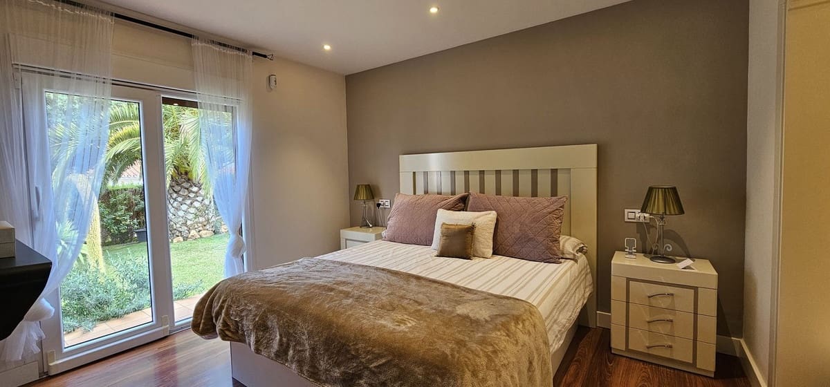 3 bedroom Villa for sale in Alhaurin de la Torre with pool - € 825,000 (Ref: 9823449)