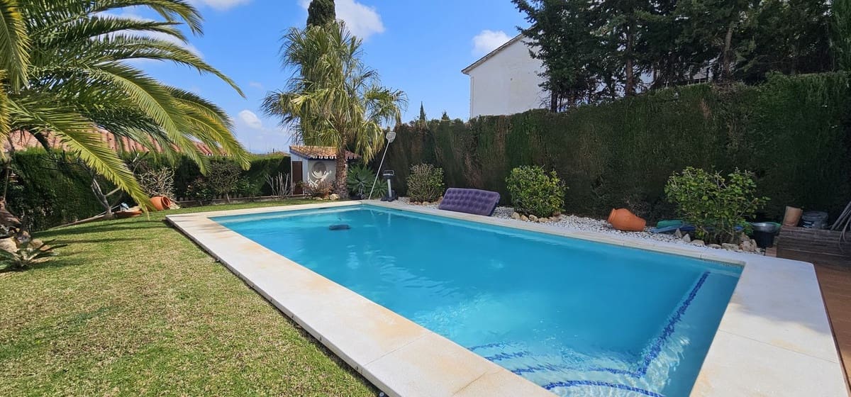3 bedroom Villa for sale in Alhaurin de la Torre with pool - € 825,000 (Ref: 9823449)