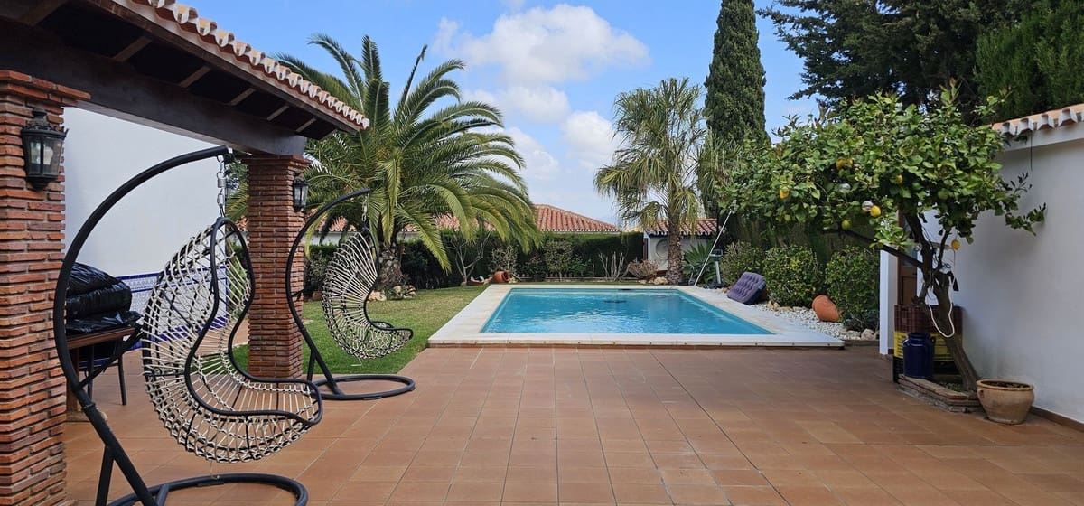 3 bedroom Villa for sale in Alhaurin de la Torre with pool - € 825,000 (Ref: 9823449)