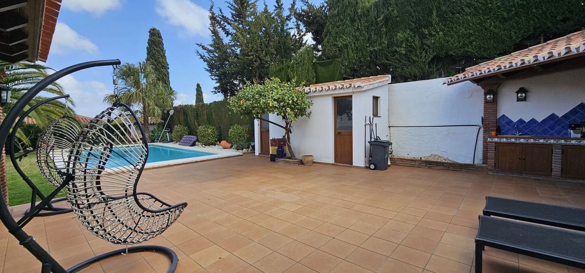 3 bedroom Villa for sale in Alhaurin de la Torre with pool - € 825,000 (Ref: 9823449)