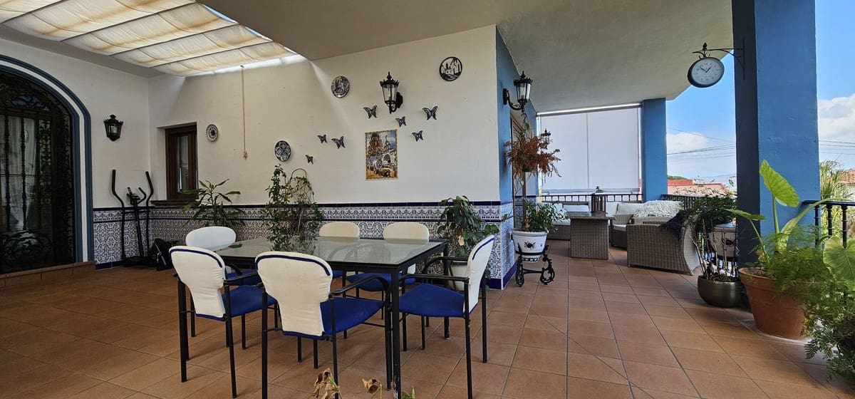 3 bedroom Villa for sale in Alhaurin de la Torre with pool - € 825,000 (Ref: 9823449)
