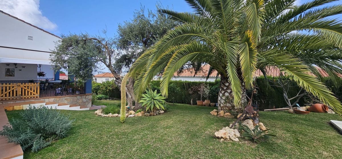 3 bedroom Villa for sale in Alhaurin de la Torre with pool - € 825,000 (Ref: 9823449)