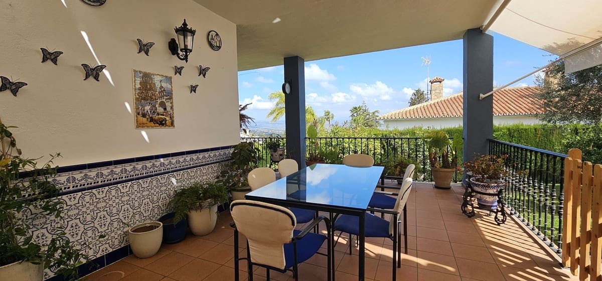 3 bedroom Villa for sale in Alhaurin de la Torre with pool - € 825,000 (Ref: 9823449)