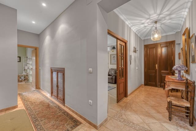 5 bedroom Villa for sale in Centro Historico, Málaga city - € 890,000 (Ref: 9823453)