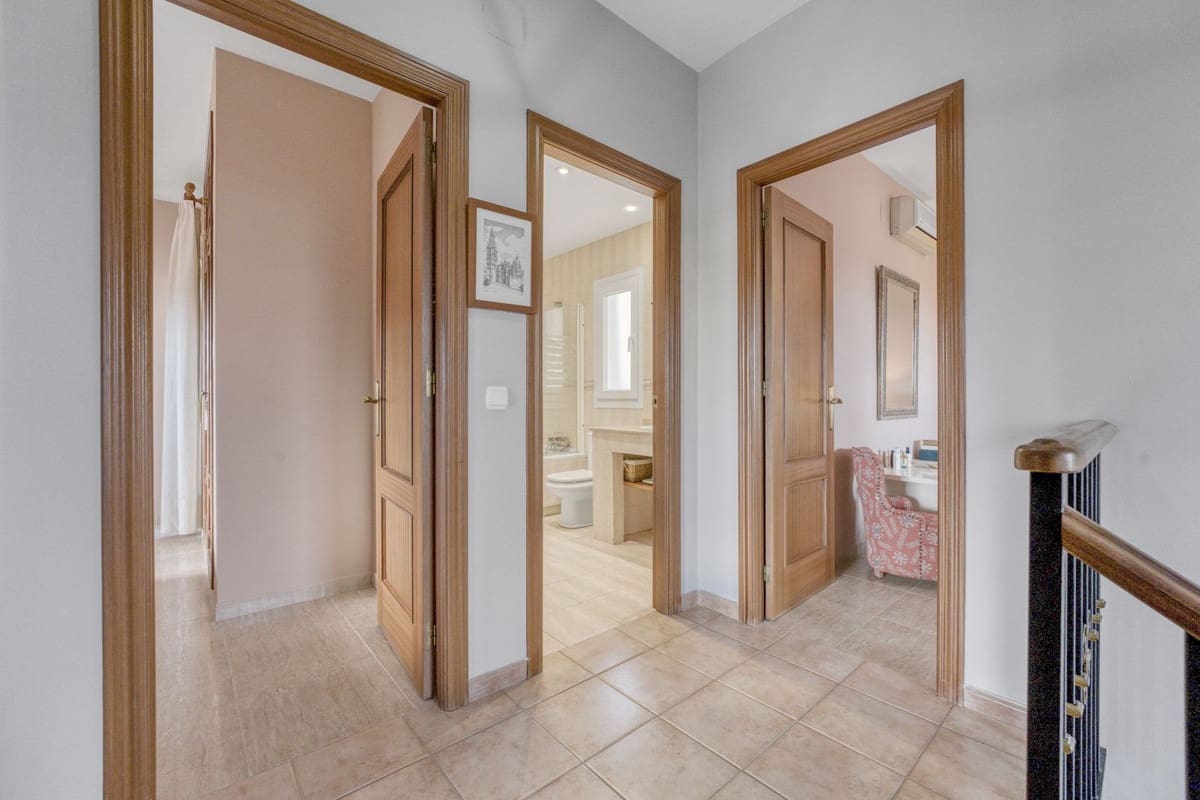 5 makuuhuone Huvila myytävänä paikassa Malaga kaupunki - 890 000 € (Ref: 9823453)