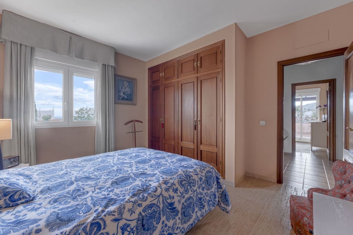 5 makuuhuone Huvila myytävänä paikassa Malaga kaupunki - 890 000 € (Ref: 9823453)